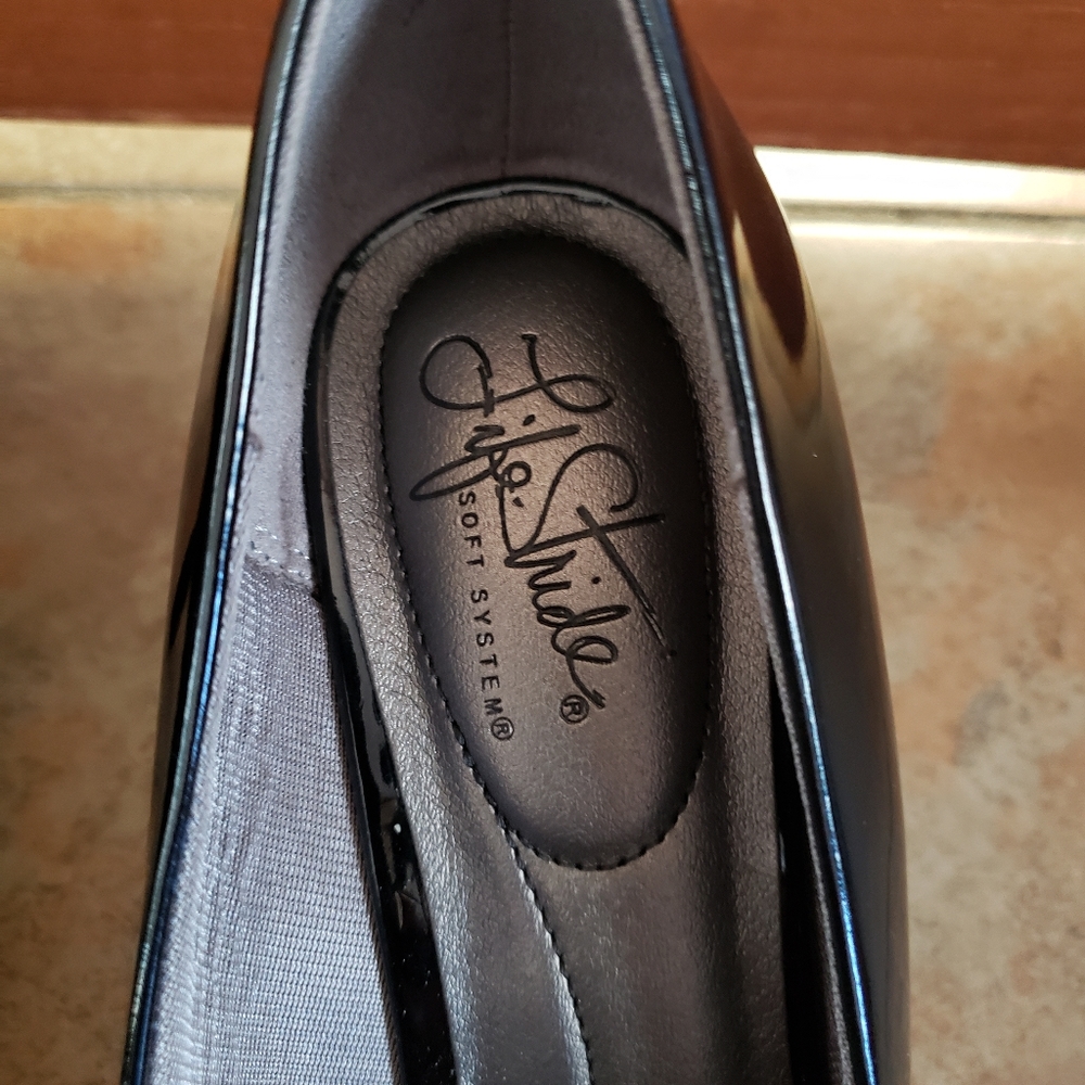 Lifestride Black Patent Leather Heels - Picture 3 of 7